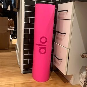 Almost brand new Alo Yoga Mat, Barbie Pink